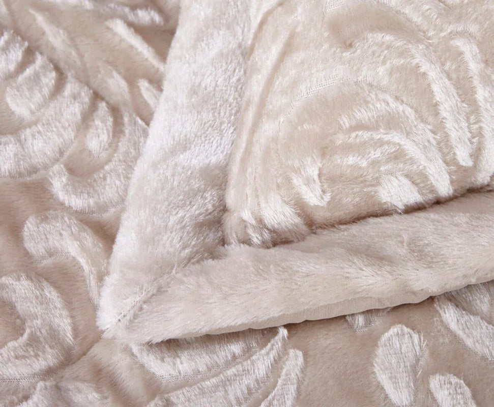 Holm Polyester Bedspread with Pillow Shams