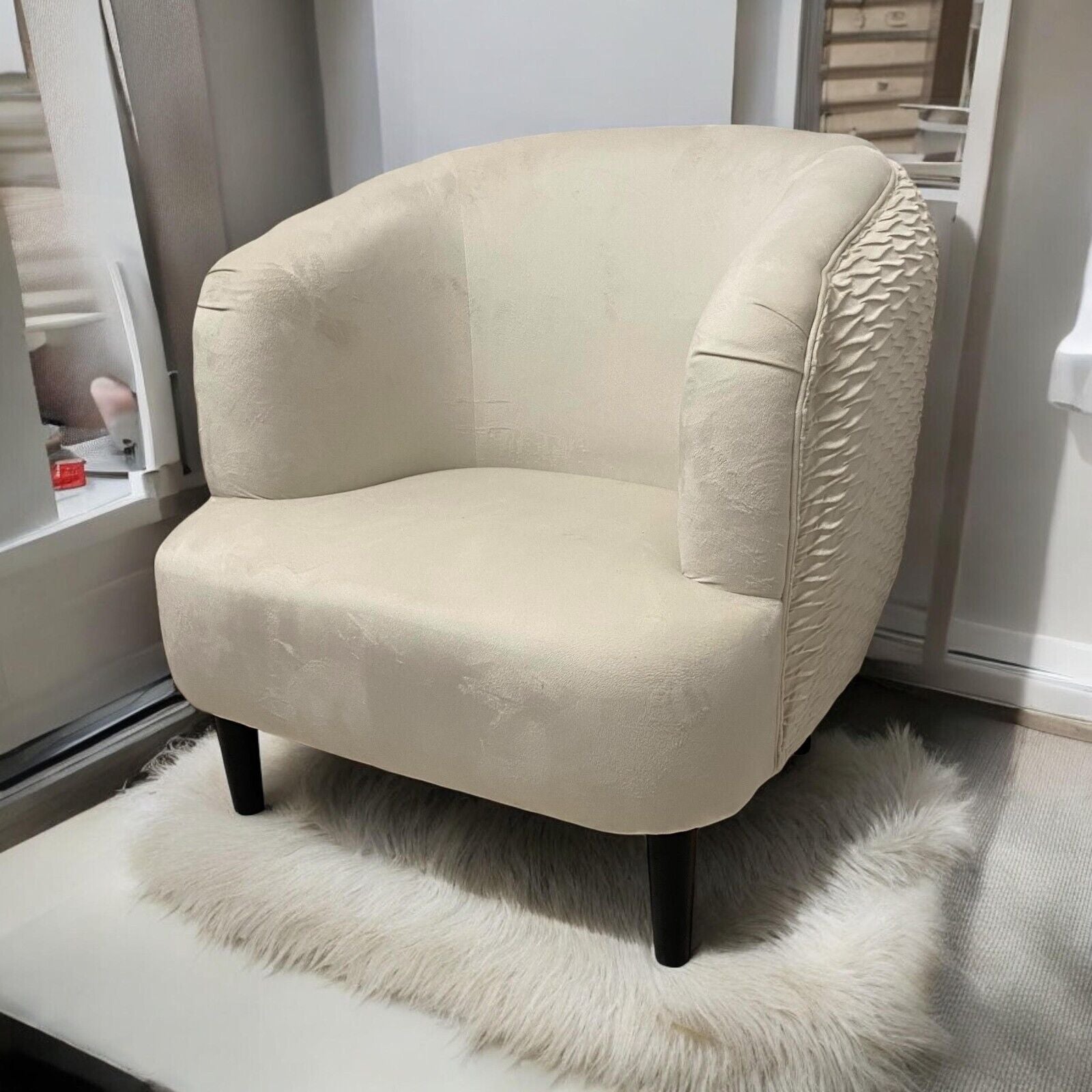 Modern and Stylish Tub Chair Accent Armchair Cream Velvet Barrel Chair Bedroom