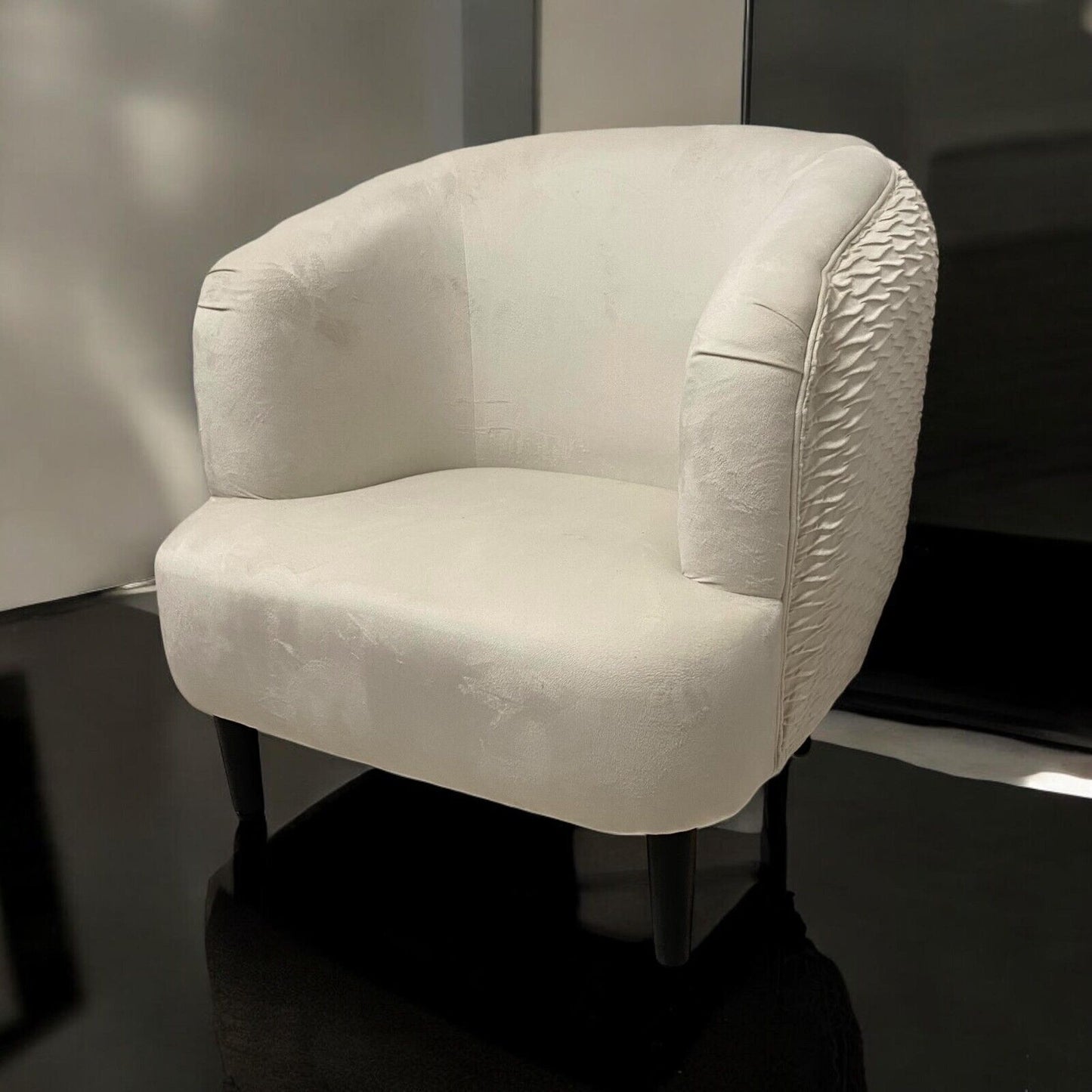 Modern and Stylish Tub Chair Accent Armchair Cream Velvet Barrel Chair Bedroom