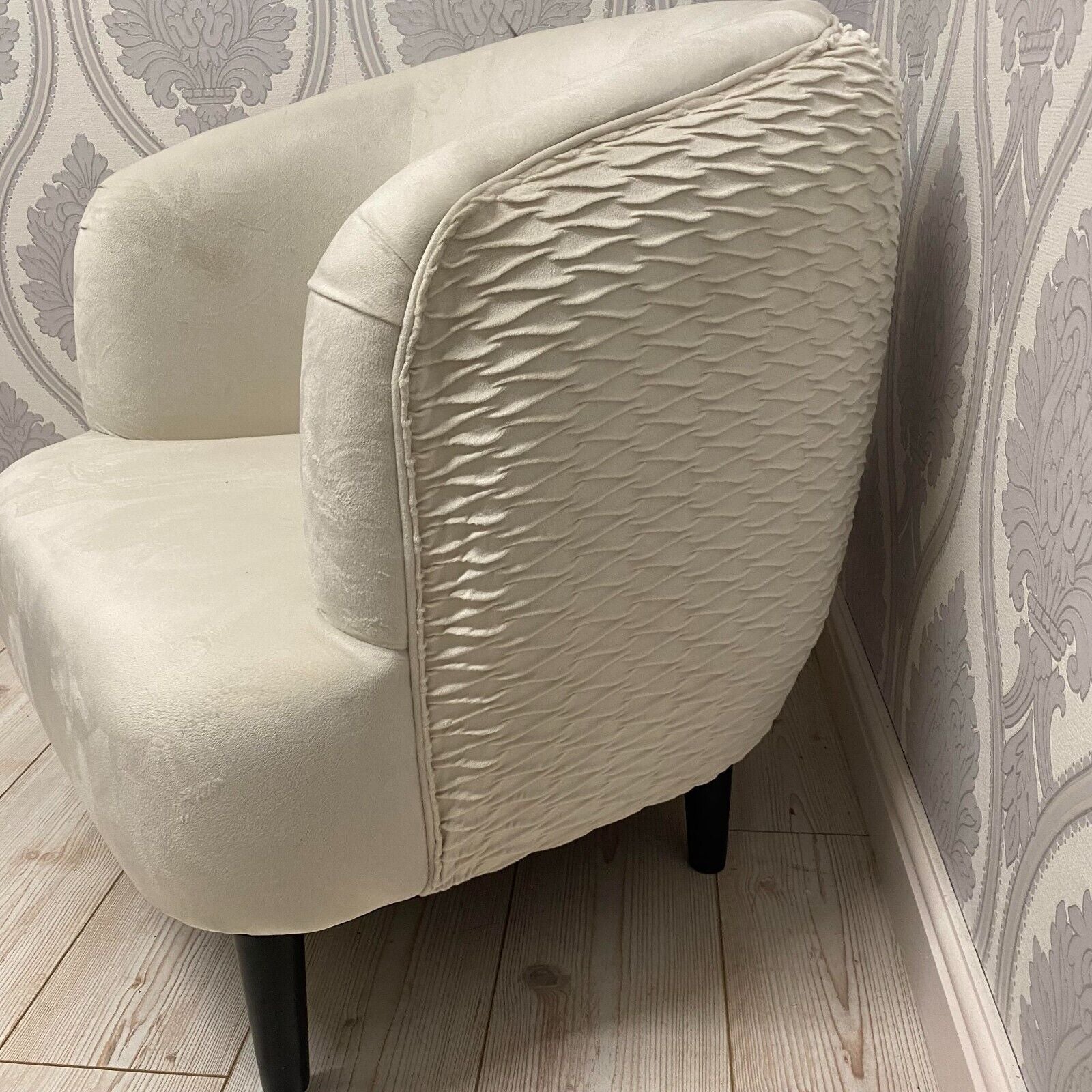 Modern and Stylish Tub Chair Accent Armchair Cream Velvet Barrel Chair Bedroom