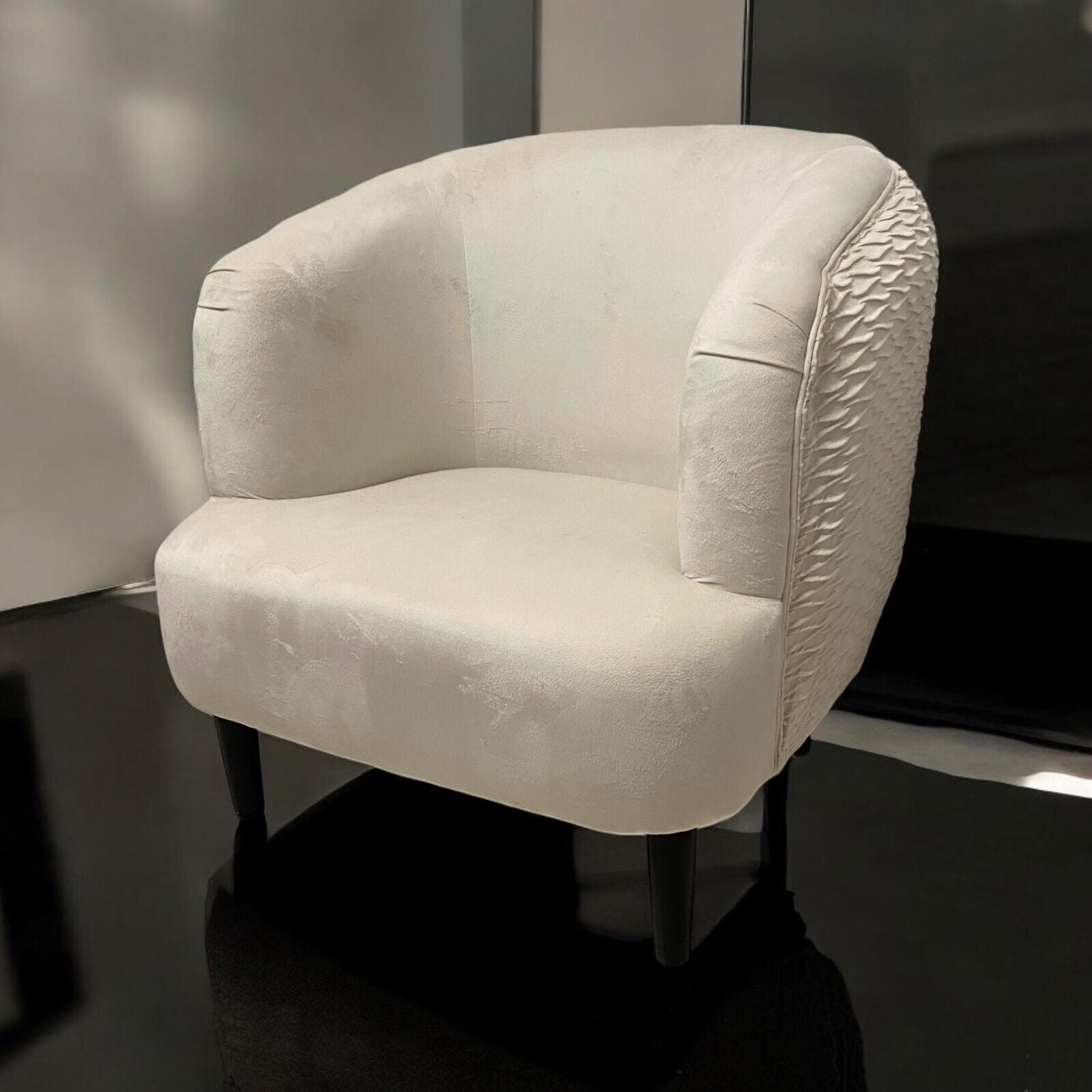 Modern and Stylish Tub Chair Accent Armchair Cream Velvet Barrel Chair Bedroom
