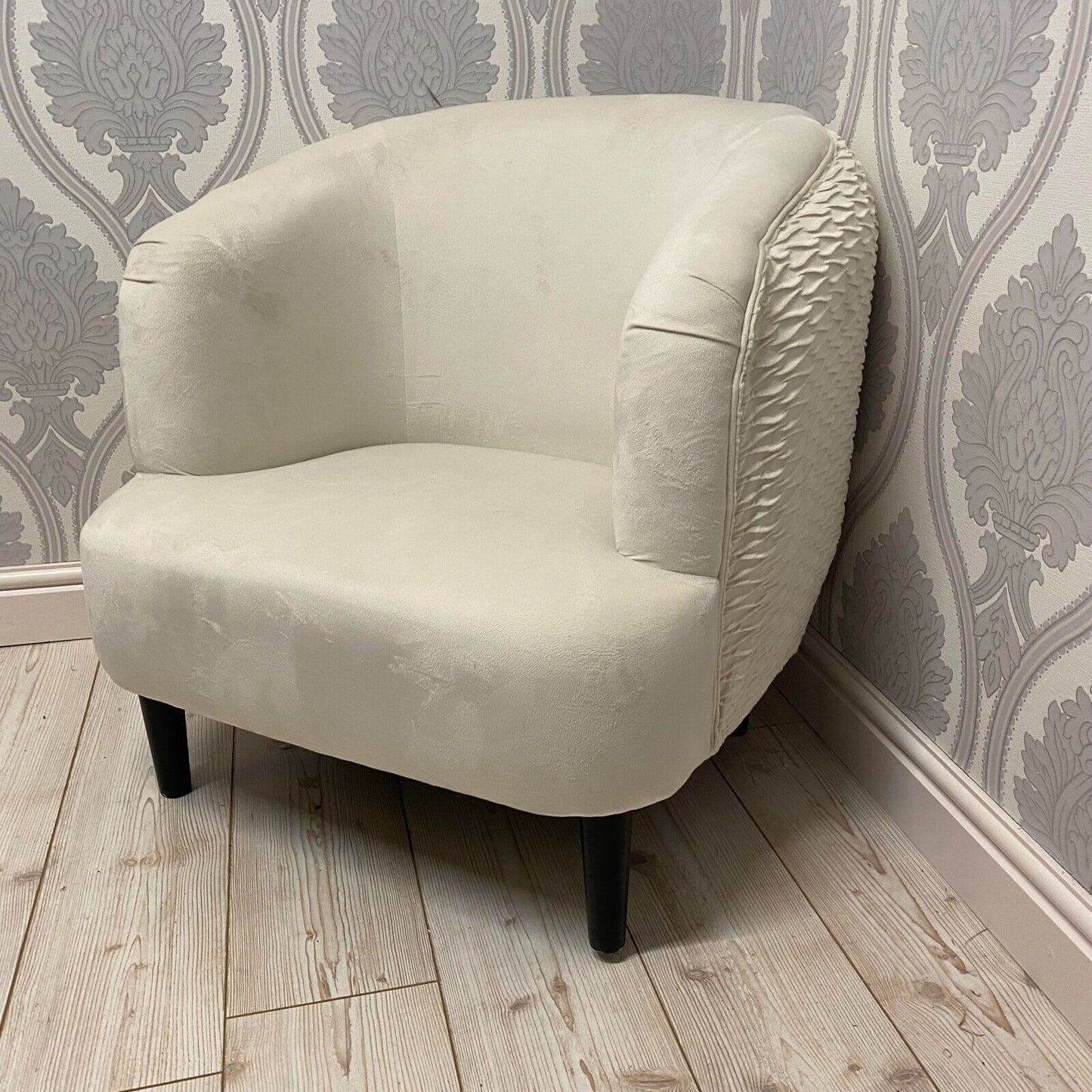 Modern and Stylish Tub Chair Accent Armchair Cream Velvet Barrel Chair Bedroom