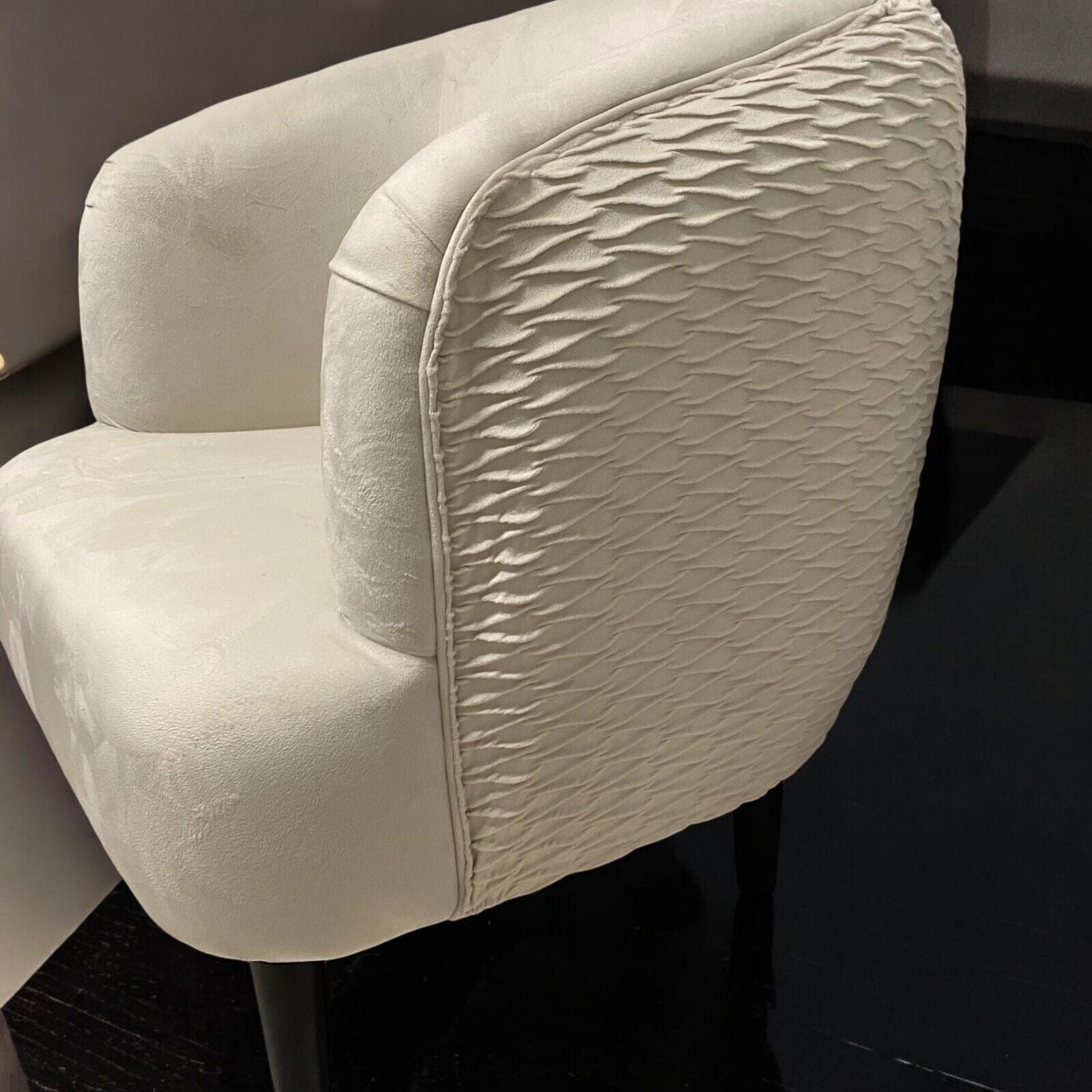 Modern and Stylish Tub Chair Accent Armchair Cream Velvet Barrel Chair Bedroom